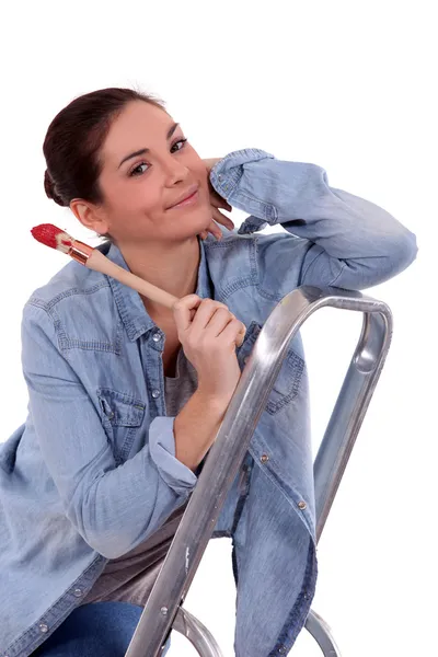 Vrouw met penseel in de hand — Stockfoto