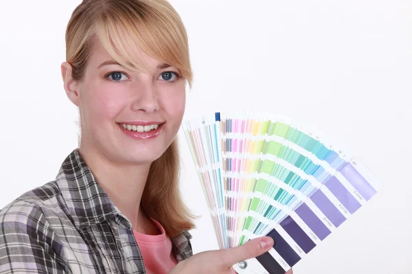 Vrouw met een Kleurenoverzicht — Stockfoto