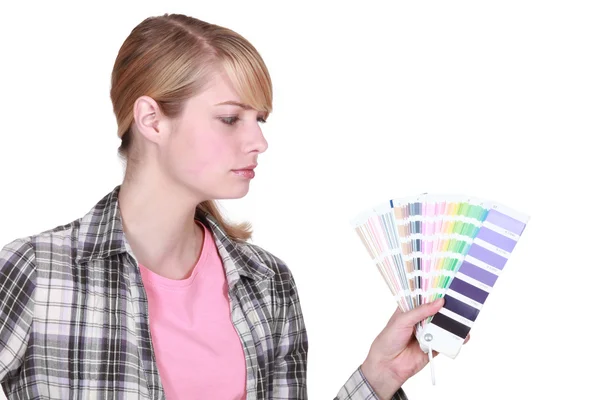 Joven pintora femenina sosteniendo carta de colores —  Fotos de Stock