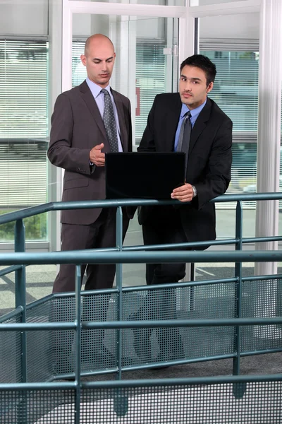 Przedsiębiorców, przy użyciu laptopa na hali — Zdjęcie stockowe