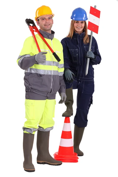 Trabalhadores manuais ficaram com cones de tráfego — Fotografia de Stock