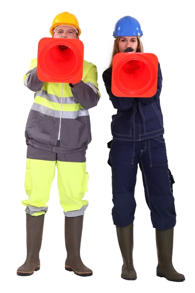 Dos trabajadores del tráfico gritando a través de conos — Foto de Stock
