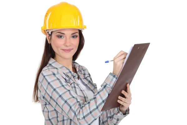 Elinde dosya olan kadın inşaat işçisi — Stok fotoğraf
