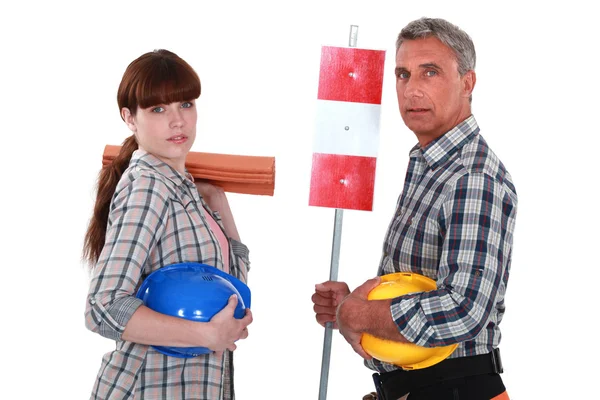 Daughter helping her roofer father — Stock Photo, Image