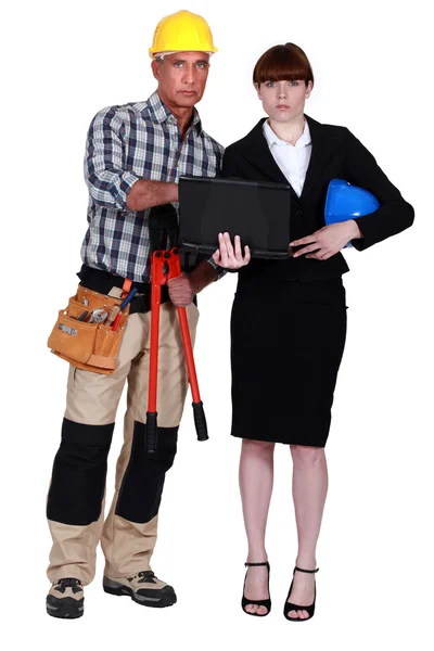 Architect and builder looking at a laptop — Stock Photo, Image