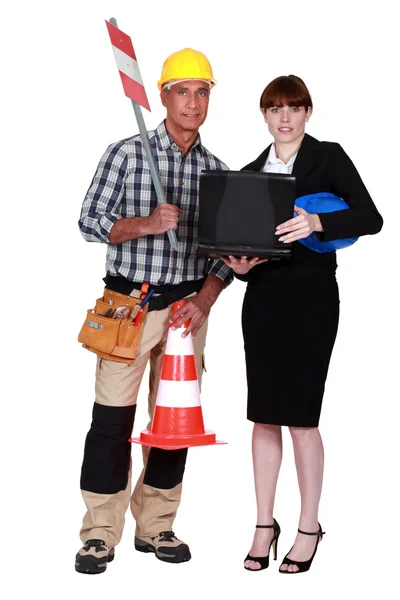 Mulher de negócios e trabalhador rodoviário posando juntos — Fotografia de Stock