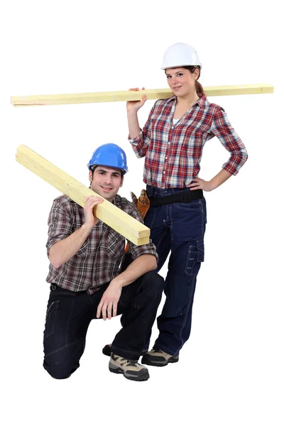 Lavoratori che trasportano assi di legno — Foto Stock