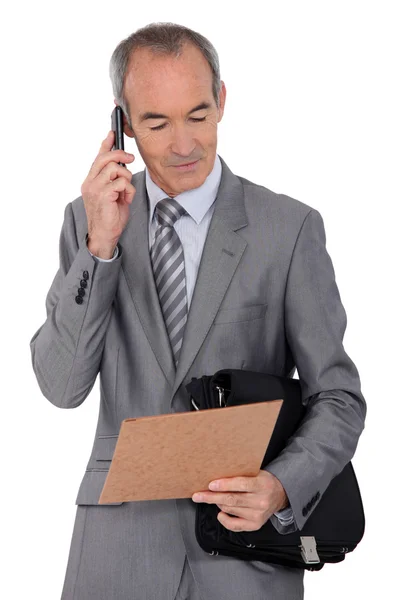 Бизнесмен по мобильному телефону — стоковое фото