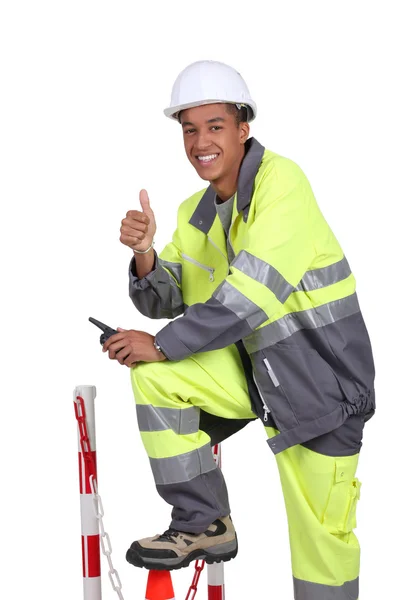 Дорожный рабочий в флуоресцентной куртке и брюках — стоковое фото