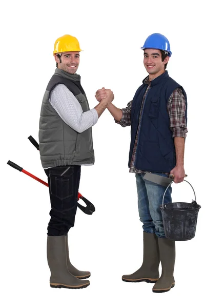 Trabajadores de la construcción saludándose — Foto de Stock