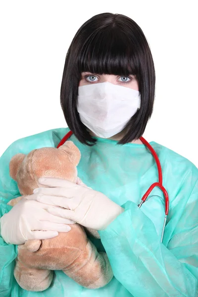 看護師の小児単位で身に着けている外科マスク — ストック写真