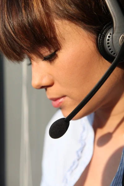 Un empleado sosteniendo un auricular — Foto de Stock