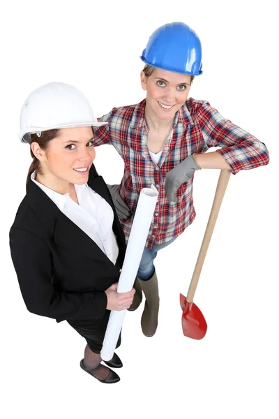 Blauwe kraag werknemer permanent naast een ingenieur — Stockfoto