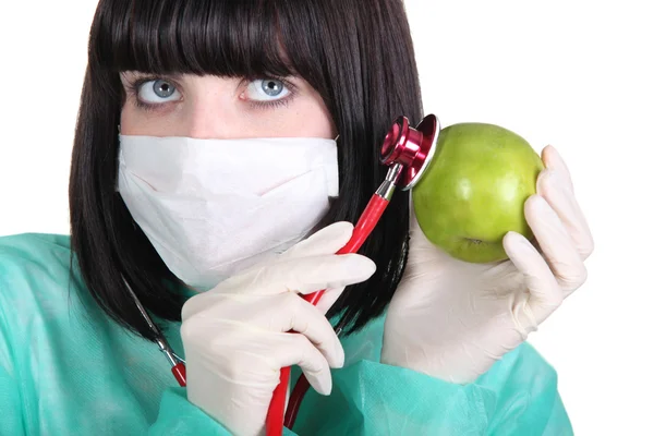 Frau auskultiviert Apfel — Stockfoto