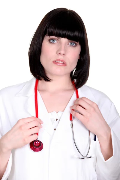 Orolig läkare med stetoskop runt halsen — Stockfoto