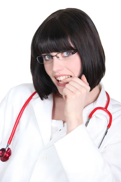 Junge Arzthelferin posiert — Stockfoto