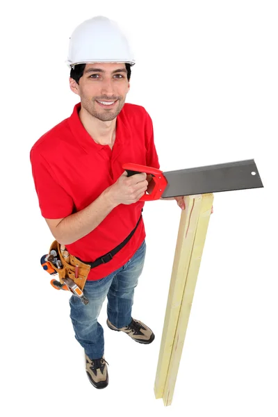 Um carpinteiro serrar madeira . — Fotografia de Stock