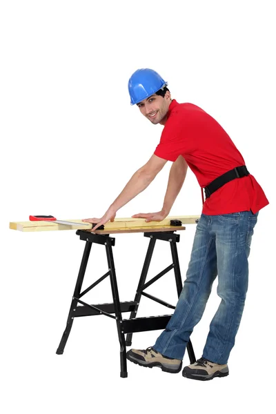 Carpinteiro fazendo algumas medições — Fotografia de Stock