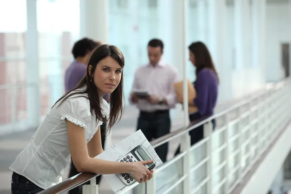 Kvinnlig student i korridoren — Stockfoto