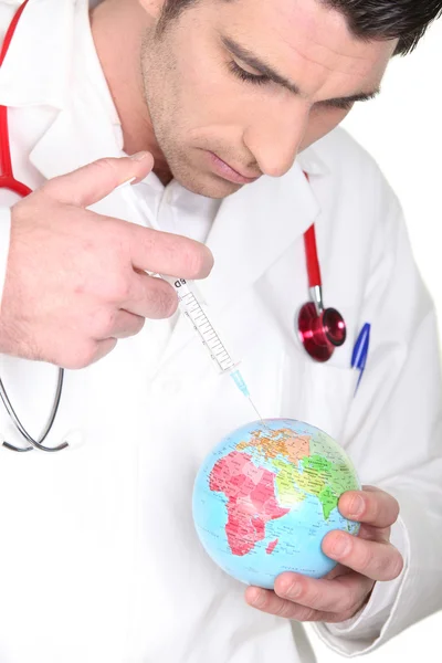 Arts met een spuit en globe — Stockfoto