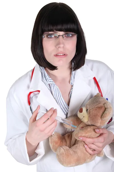 Enfermeira que administra uma injecção a um ursinho de peluche — Fotografia de Stock