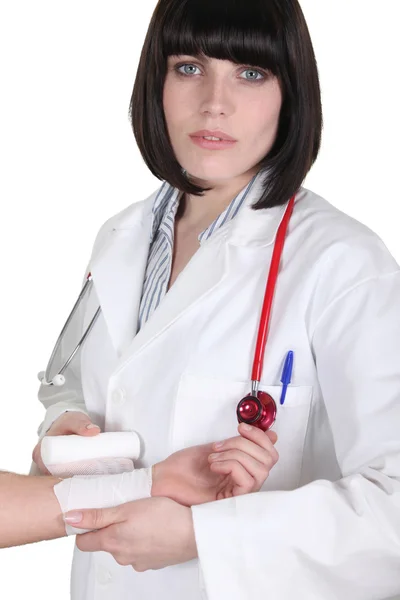 Лечебная рука медсестры — стоковое фото