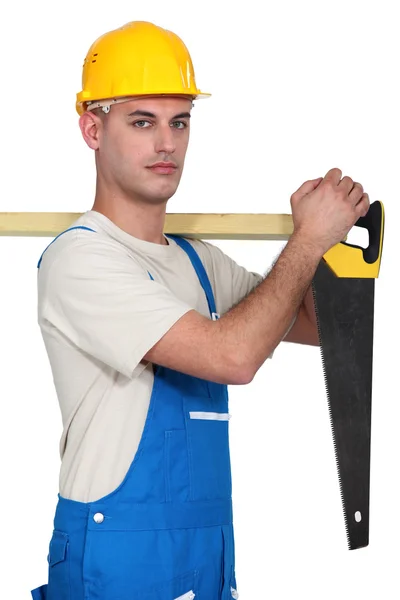 Un carpintero con una sierra . —  Fotos de Stock