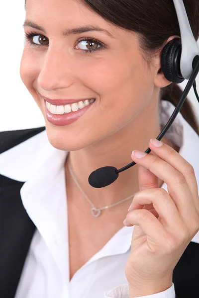 Brunette receptioniste dragen hoofd-set — Stockfoto