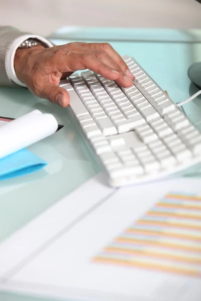 Мужская рука на компьютерной клавиатуре — стоковое фото