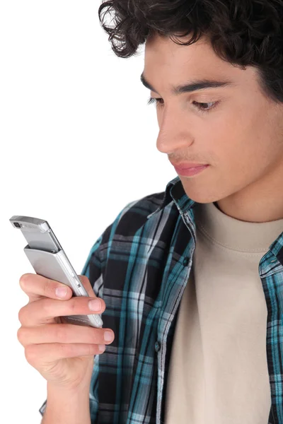 Um adolescente escrevendo uma mensagem de texto — Fotografia de Stock