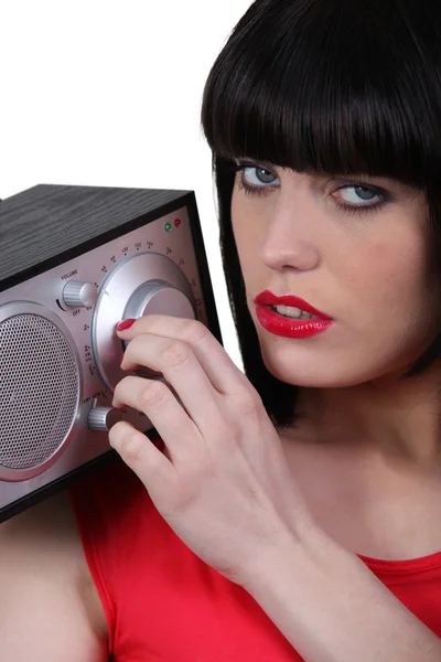 Brunette tuning rádio — Fotografia de Stock