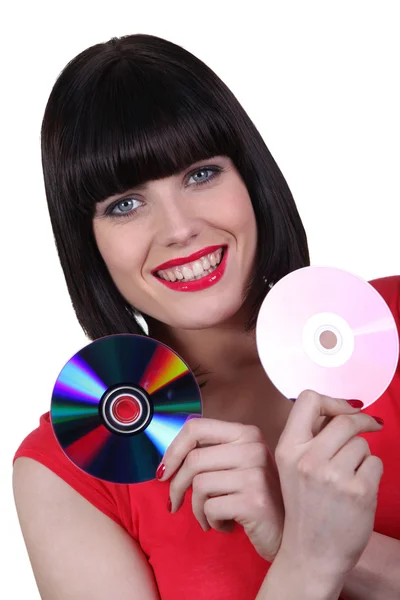 2 枚の cd を持つ女性 — ストック写真