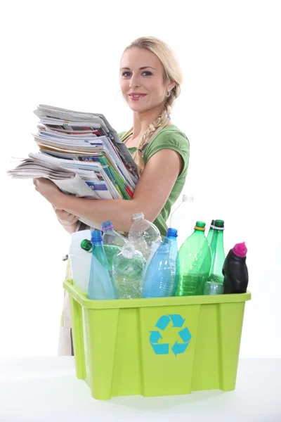 Młoda kobieta zbierania papieru i tworzyw sztucznych do recyklingu — Zdjęcie stockowe