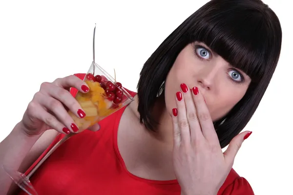 Překvapen žena jíst ovocný salát — Stock fotografie