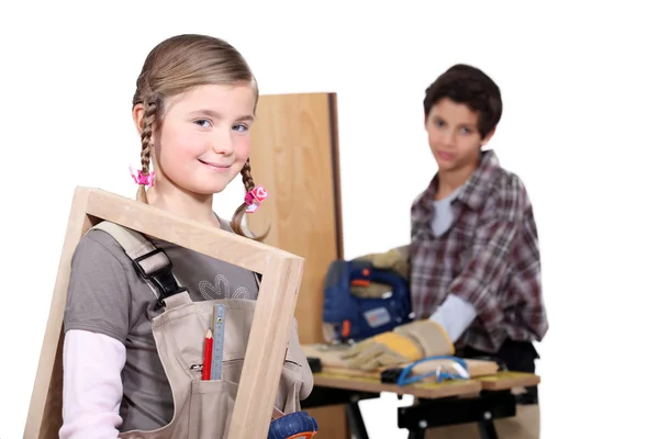 Barn i en hantverkare workshop — Stockfoto