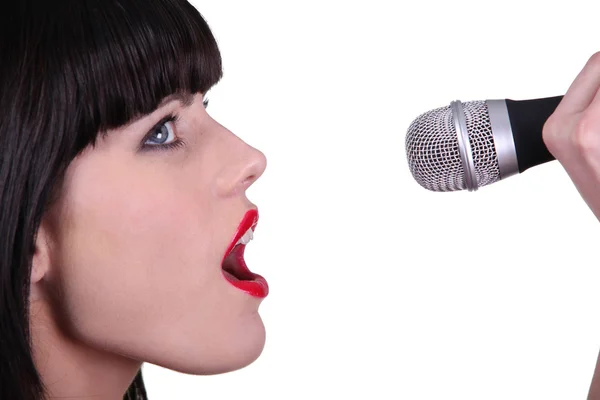 Kobieta śpiewa — Zdjęcie stockowe