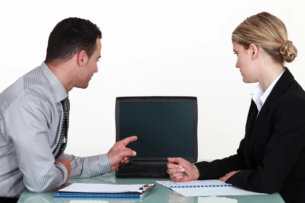 Hombre y mujer teniendo reunión — Foto de Stock