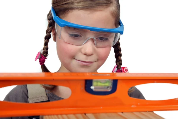 Jong meisje voorwenden om een bouwvakker — Stockfoto