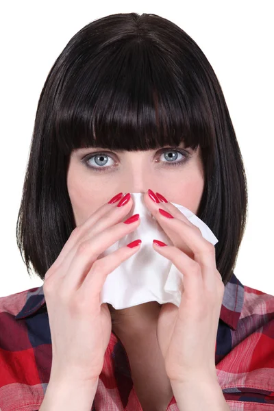 Femme soufflant son nez — Photo