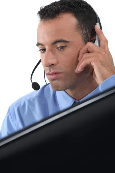 Affärsman bära ett headset — Stockfoto