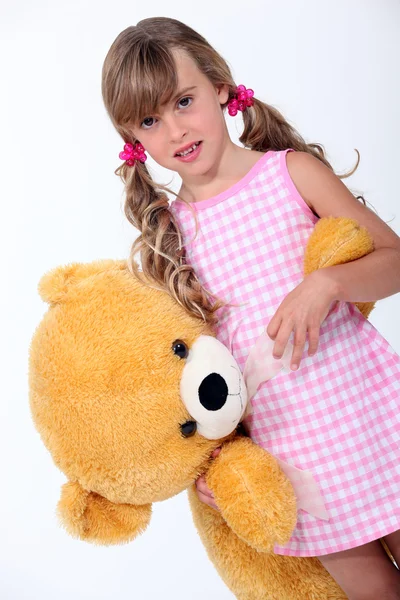 Menina com um brinquedo de pelúcia — Fotografia de Stock