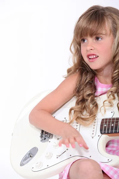 Дівчина з гітарою — стокове фото