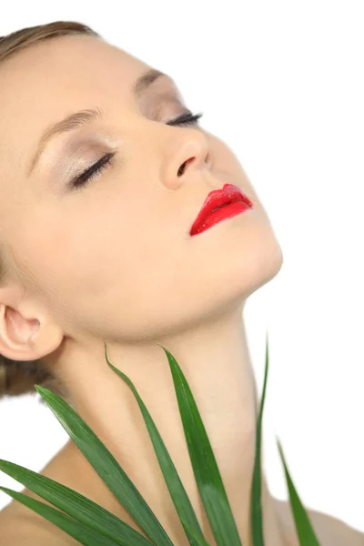 Kvinnan i rött läppstift på ett spa — Stockfoto