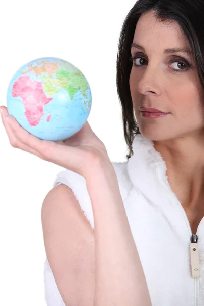 Bruneta drží miniaturní zeměkoule — Stock fotografie