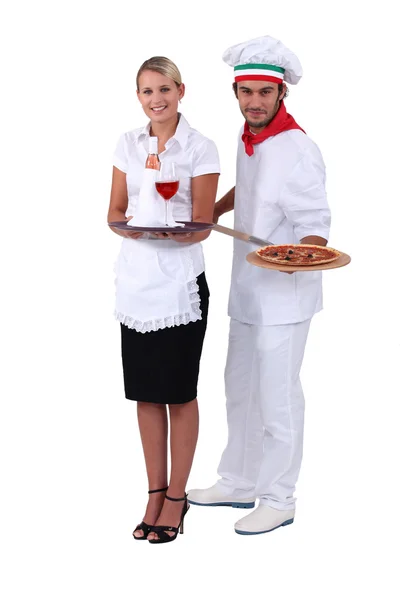 Serveerster en cook pizza 's — Stockfoto