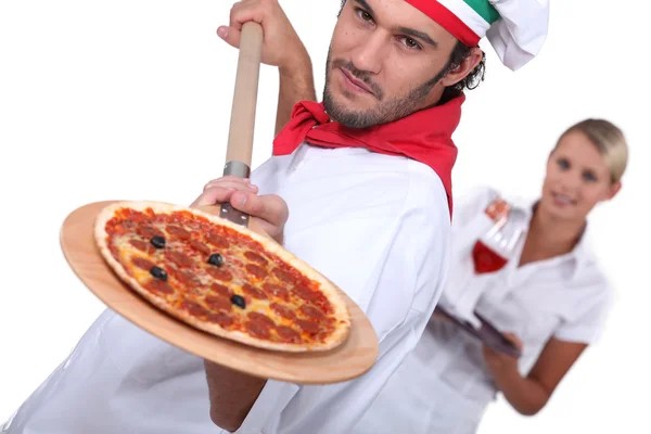 Pizza chef e garçonete — Fotografia de Stock