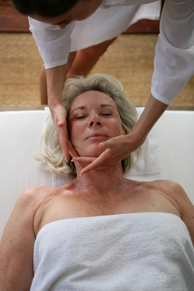 Жінка отримує масаж у спа-центрі — стокове фото