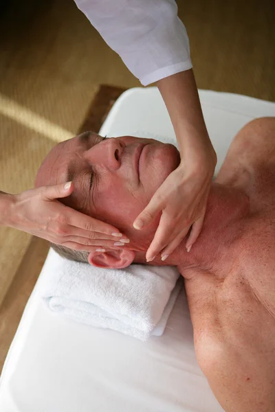 Man ontvangende gezicht massage — Stockfoto