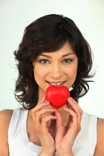 Fiatal nő, kezében piros szív — Stock Fotó