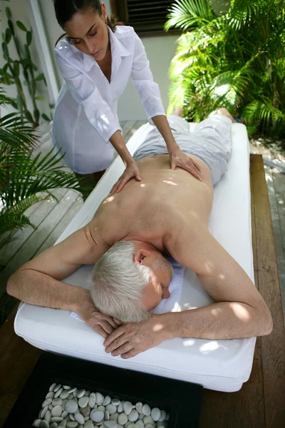 Man genieten van een massage — Stockfoto